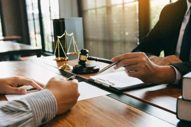 Déroulement d’un tribunal en cour