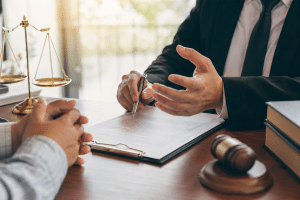 Consultation en droit du travail entre un avocat et un dirigeant pour anticiper les conflits en entreprise et gérer les problématiques RH