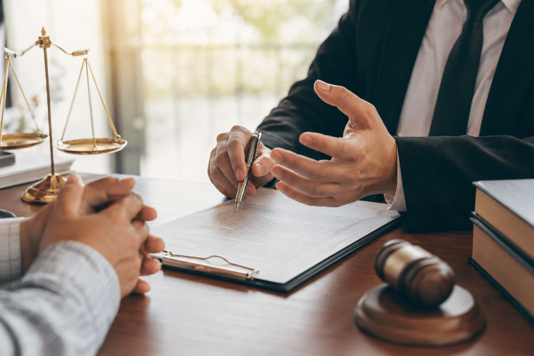 Consultation en droit du travail entre un avocat et un dirigeant pour anticiper les conflits en entreprise et gérer les problématiques RH