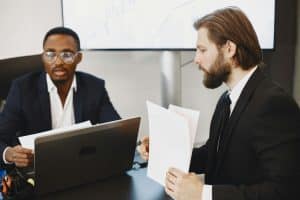 deux hommes en costumes dans une salle de travail