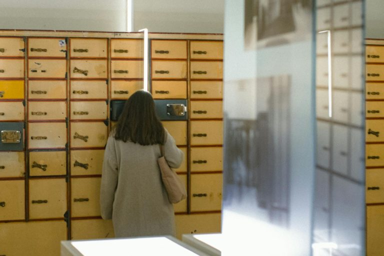 Envoi lettre recommandée au guichet La Poste avec tampons officiels