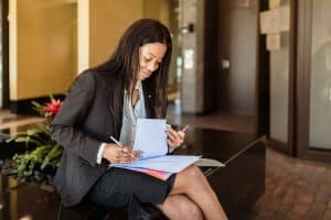 Salariée vérifiant son attestation France Travail fin de contrat