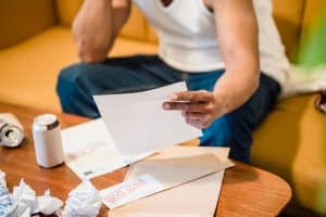 Personne ouvrant une lettre de mise en demeure pour dette prescrite