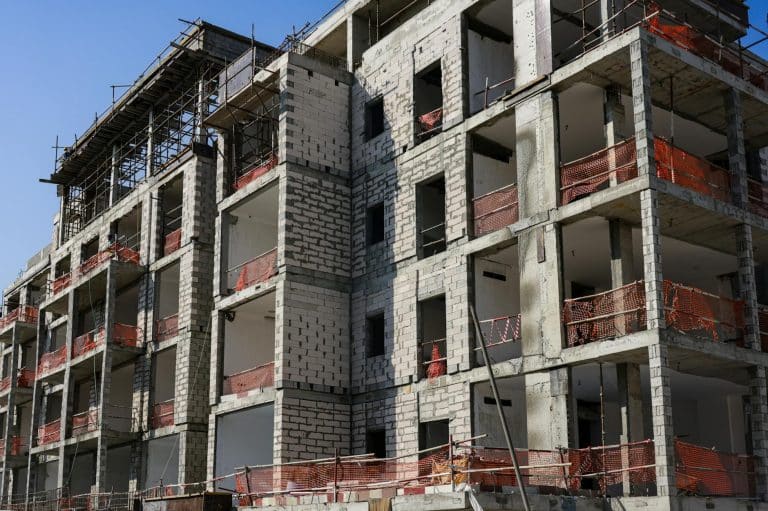 Immeuble en péril avec échafaudage et barrières de sécurité municipales en France