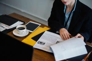 Salarié vérifiant bulletin de salaire après arrêt maladie carence