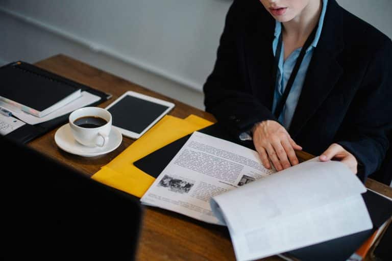 Salarié vérifiant bulletin de salaire après arrêt maladie carence