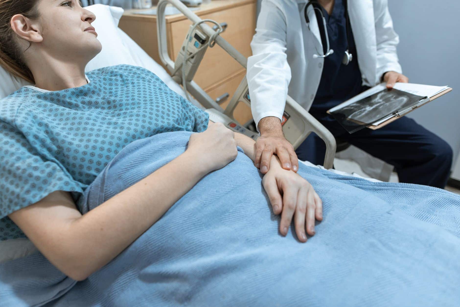 Médecin remettant arrêt de travail à patient en consultation