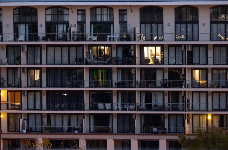 Immeuble résidentiel la nuit réglementation bruit voisinage France