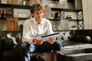Salarié licencié lisant lettre licenciement et droits chômage