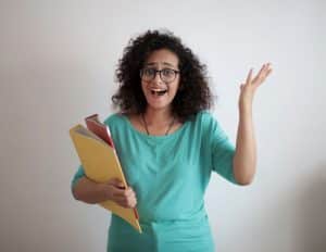 Salariée lisant lettre licenciement cause réelle et sérieuse bureau