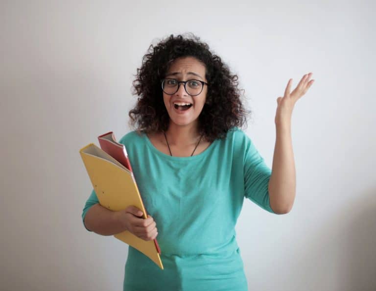 Salariée lisant lettre licenciement cause réelle et sérieuse bureau