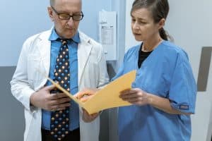 Médecin du travail rédigeant un avis d'inaptitude professionnelle