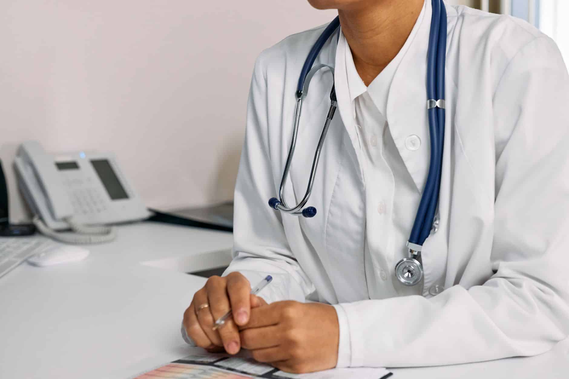 Médecin remettant nouveau formulaire arrêt de travail à patient