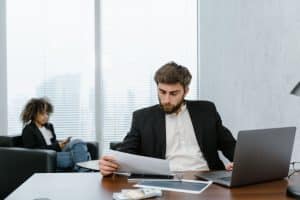 Salarié calculant sa prime de licenciement en CDI à domicile