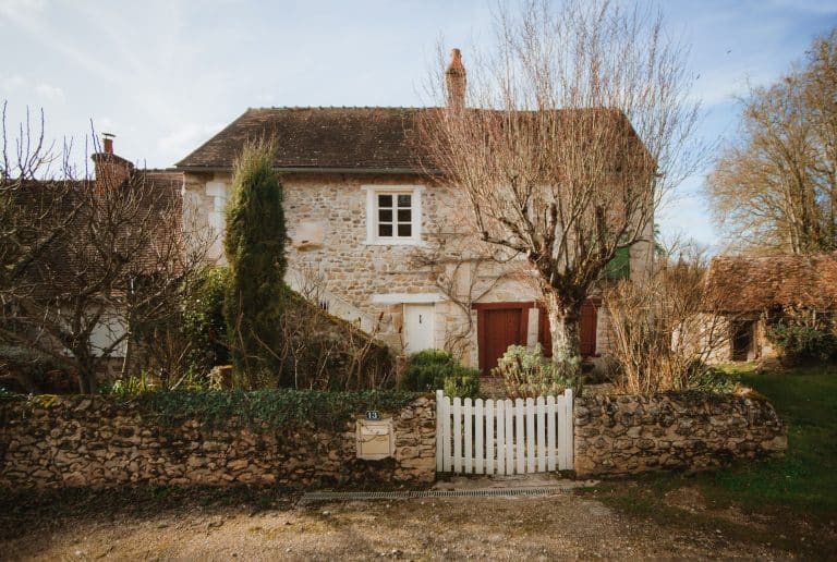 Maison française avec puits non déclaré dans le jardin et documents de vente immobilière