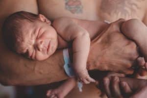 Père avec nouveau-né pendant son congé paternité en France
