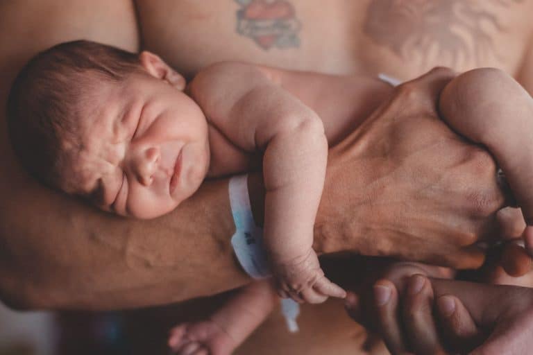 Père avec nouveau-né pendant son congé paternité en France