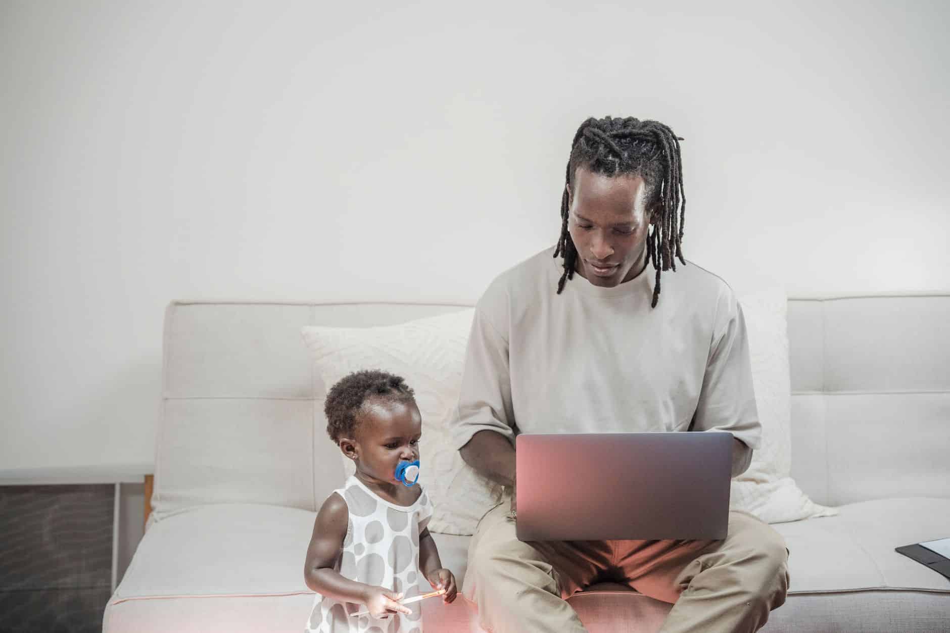 Père en congé paternité fractionné avec bébé à domicile