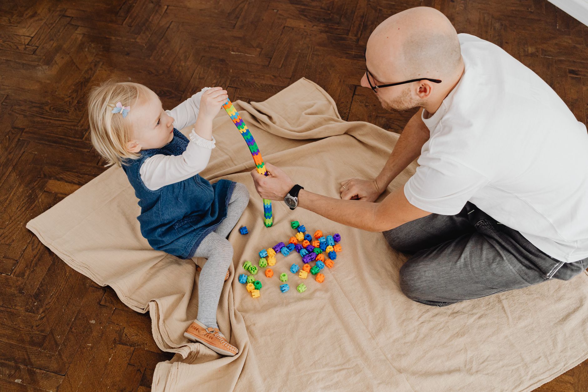 Père et jeune enfant pendant congé parental d'éducation