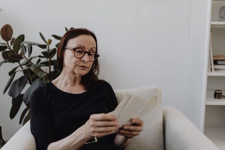 Femme ouvrant un contrat de révélation de succession
