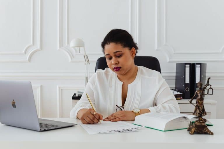 Bureau de notaire avec code civil ouvert illustrant la règle article 2276 possession vaut titre