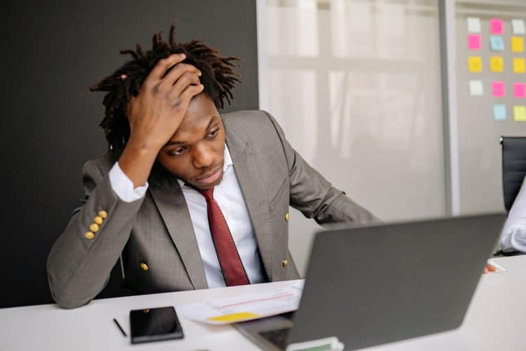 Salarié lisant une lettre de licenciement pour motif économique au bureau