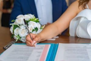 Signature registre mariage à la mairie en France