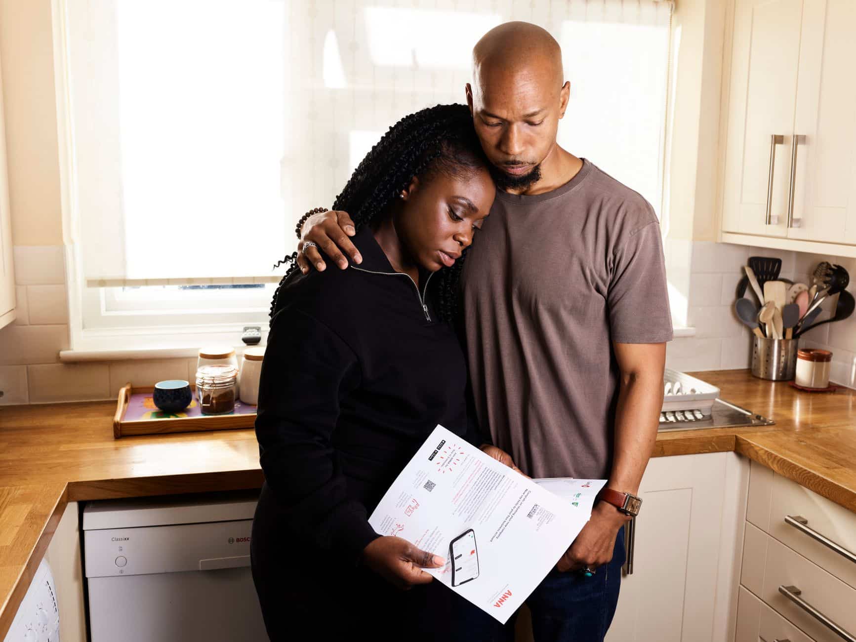Couple préparant dossier de mariage civil