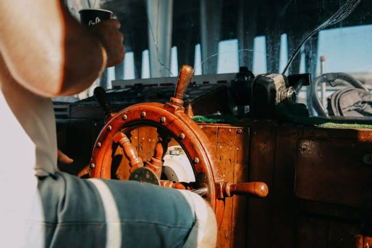 Prix du permis bateau : navigation en mer avec skipper