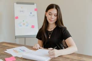 Simulation calcul congés payés sur ordinateur avec calendrier bureau