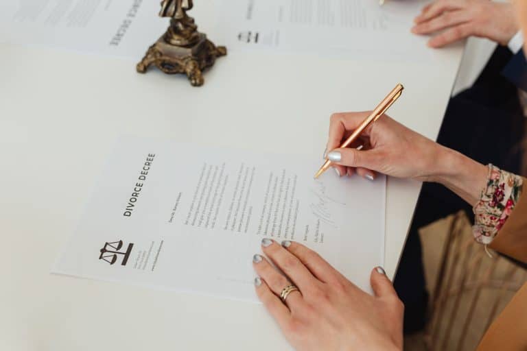 Bureau de notaire avec documents de succession oncle neveu en France