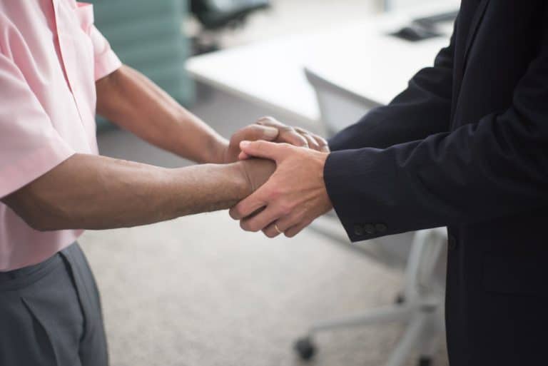 Signature d'une opération de fusion et acquisition entre dirigeants