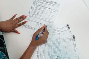Personne sans chômage ni RSA remplissant dossier aides sociales