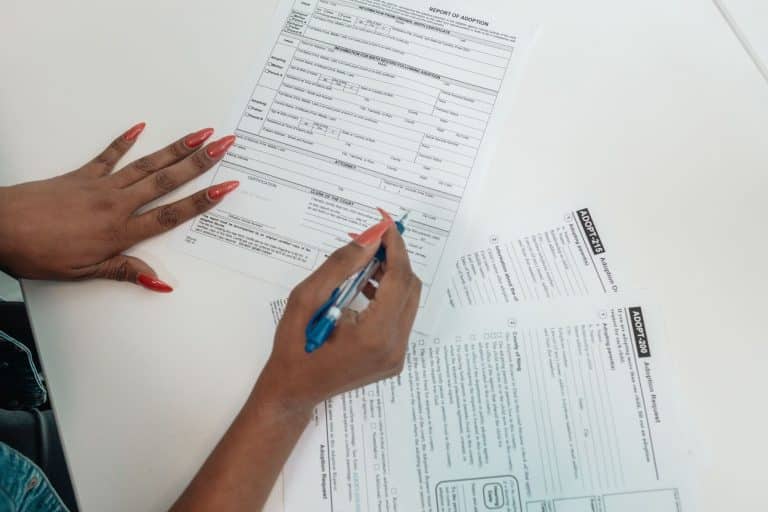 Personne sans chômage ni RSA remplissant dossier aides sociales