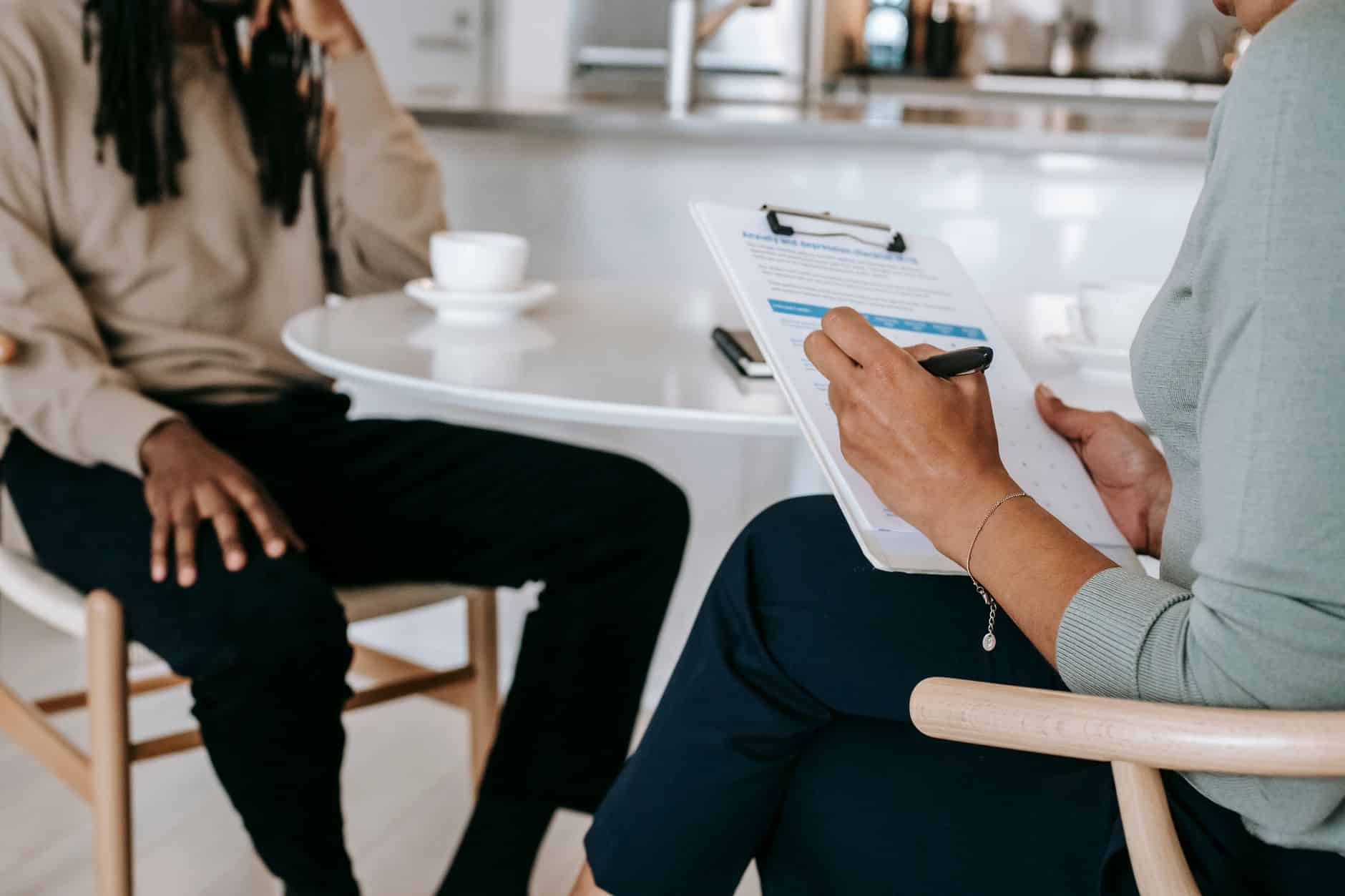 Conseiller France Travail présentant formation rémunérée demandeur emploi