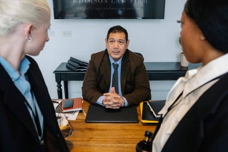 Équipe de juristes d'entreprise en réunion stratégique